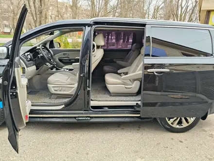 Kia Carnival 2016 года за 12 500 000 тг. в Алматы – фото 6