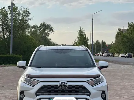 Toyota RAV4 2021 года за 13 500 000 тг. в Уральск – фото 2