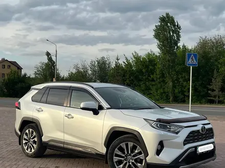 Toyota RAV4 2021 года за 13 500 000 тг. в Уральск – фото 3