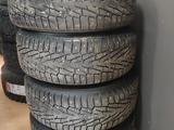 Резина шипованная NOKIAN с дисками. за 300 000 тг. в Алматы