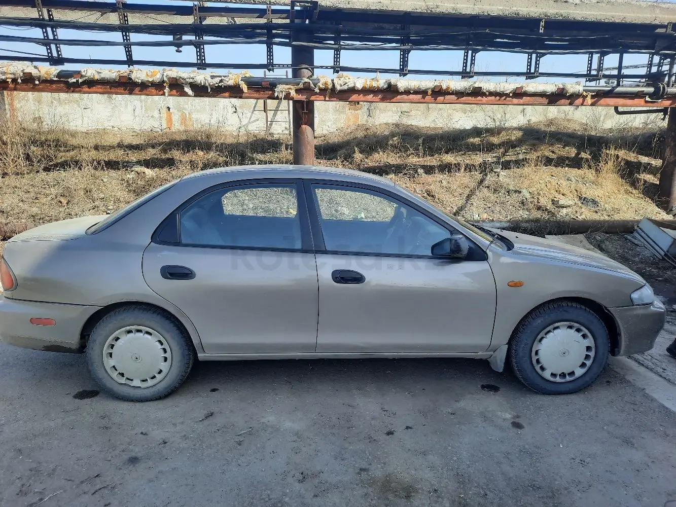 Mazda 323, 1998