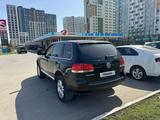 Volkswagen Touareg 2006 года за 5 000 000 тг. в Астана – фото 2