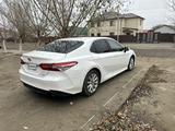 Toyota Camry 2018 годаfor8 500 000 тг. в Актобе – фото 4