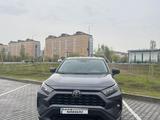 Toyota RAV4 2022 года за 13 500 000 тг. в Уральск – фото 2