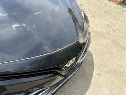 Toyota Camry 2019 года за 15 200 000 тг. в Алматы – фото 2