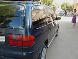 Volkswagen Sharan 1998 года за 2 000 000 тг. в Уральск – фото 2