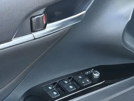 Toyota Camry 2021 года за 13 500 000 тг. в Караганда – фото 17