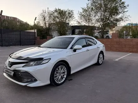 Toyota Camry 2021 года за 13 500 000 тг. в Караганда – фото 2