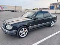 Mercedes-Benz E 320 1994 года за 2 700 000 тг. в Караганда