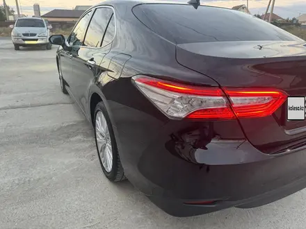 Toyota Camry 2019 года за 14 000 000 тг. в Атырау – фото 7