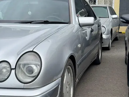 Mercedes-Benz E 320 1998 года за 3 300 000 тг. в Астана – фото 2