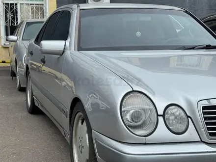 Mercedes-Benz E 320 1998 года за 3 300 000 тг. в Астана