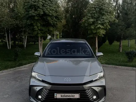 Toyota Camry 2025 года за 19 000 000 тг. в Шымкент – фото 2