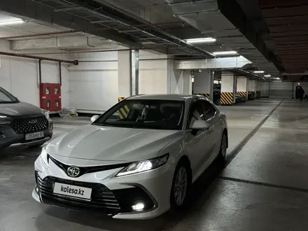 Toyota Camry 2021 года за 12 200 000 тг. в Астана