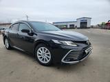 Toyota Camry 2021 года за 18 000 000 тг. в Уральск – фото 2