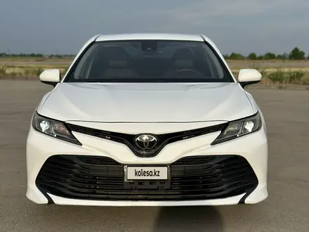 Toyota Camry 2018 года за 8 500 000 тг. в Актобе – фото 6