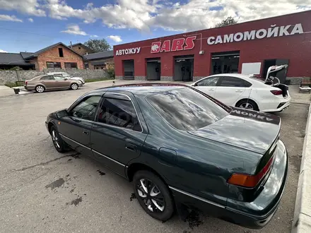 Toyota Camry 1997 года за 3 200 000 тг. в Усть-Каменогорск – фото 2