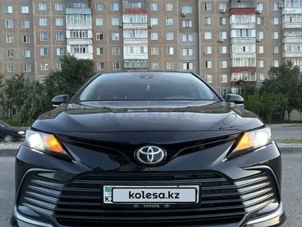 Toyota Camry 2022 года за 13 200 000 тг. в Караганда – фото 2