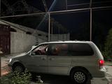 Kia Carnival 2004 года за 2 700 000 тг. в Шымкент – фото 5
