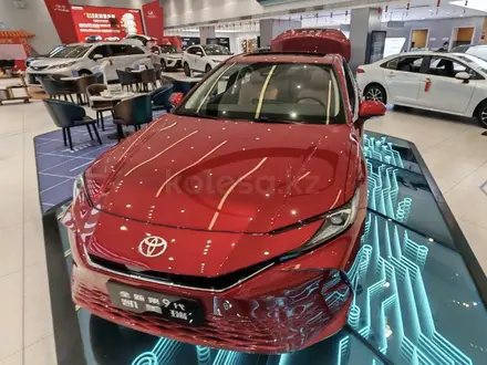 Toyota Camry 2024 года за 12 500 000 тг. в Алматы – фото 2
