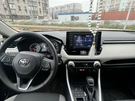 Toyota RAV4 2022 года за 17 800 000 тг. в Актобе