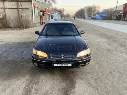 Toyota Camry 1999 года за 2 350 000 тг. в Актобе – фото 2