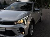 Kia Rio X-Line 2021 года за 7 650 000 тг. в Алматы – фото 2