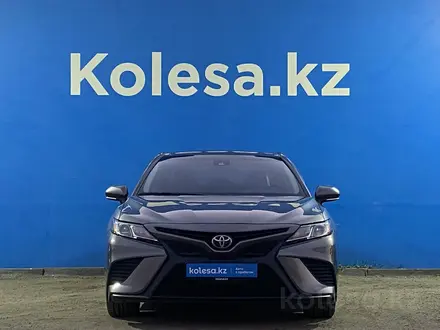 Toyota Camry 2018 года за 10 310 000 тг. в Алматы – фото 2