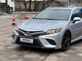 Toyota Camry 2018 года за 11 300 000 тг. в Алматы – фото 2