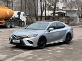 Toyota Camry 2018 года за 11 300 000 тг. в Алматы – фото 3