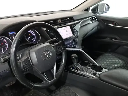 Toyota Camry 2018 года за 10 390 000 тг. в Алматы – фото 11