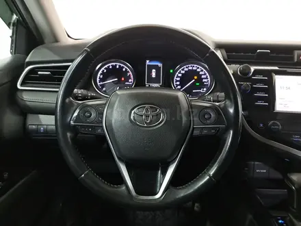 Toyota Camry 2018 года за 10 390 000 тг. в Алматы – фото 12
