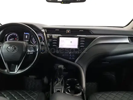 Toyota Camry 2018 года за 10 390 000 тг. в Алматы – фото 13