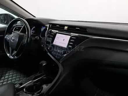 Toyota Camry 2018 года за 10 390 000 тг. в Алматы – фото 14