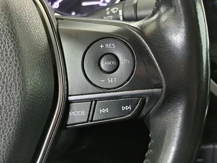 Toyota Camry 2018 года за 10 390 000 тг. в Алматы – фото 19