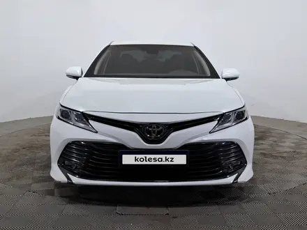 Toyota Camry 2018 года за 10 390 000 тг. в Алматы – фото 2