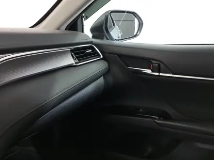 Toyota Camry 2018 года за 10 390 000 тг. в Алматы – фото 23