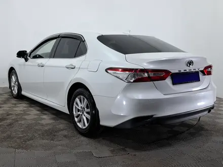 Toyota Camry 2018 года за 10 390 000 тг. в Алматы – фото 6