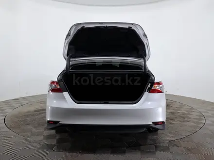 Toyota Camry 2018 года за 10 390 000 тг. в Алматы – фото 8