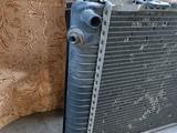 Радиатор основной Мерседес 124 объем 3.0 автомат за 25 000 тг. в Алматы – фото 3