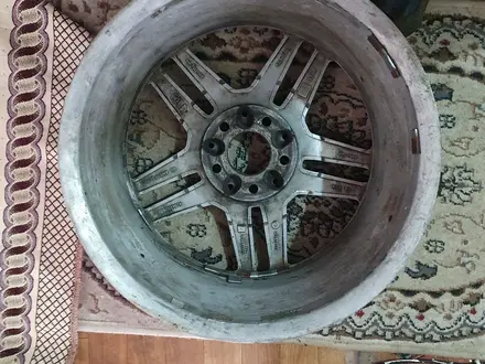Титановйы диск на r 17 1 штук с покрышкой за 40 000 тг. в Талдыкорган – фото 2