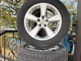 Комплект титановых дисков с зимней резиной 235/60 R18 за 1 000 тг. в Алматы