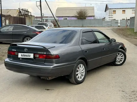 Toyota Camry 1999 года за 3 100 000 тг. в Астана – фото 2