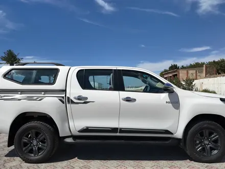 Toyota Hilux 2024 года за 23 200 000 тг. в Актау