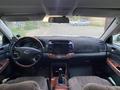 Toyota Camry 2002 года за 3 800 000 тг. в Атырау – фото 2