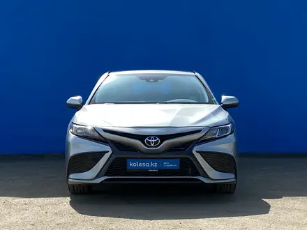 Toyota Camry 2021 года за 13 600 000 тг. в Алматы – фото 2