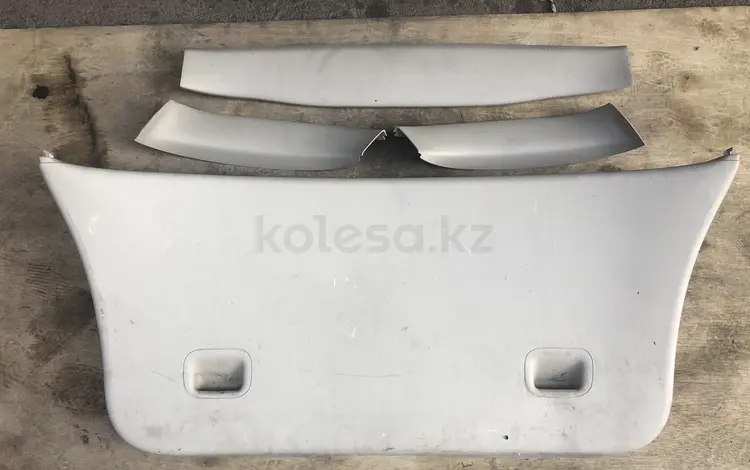 Обшивка крышки багажника на Тойота Королла Версо ZZE12 2001-2004үшін20 000 тг. в Алматы