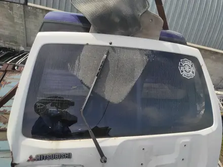 Заднее лобовое стекло pajero 3 бегемот оригинал за 40 000 тг. в Алматы