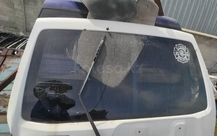 Заднее лобовое стекло pajero 3 бегемот оригинал за 40 000 тг. в Алматы