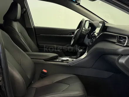 Toyota Camry Luxe 2021 года за 15 900 000 тг. в Астана – фото 6